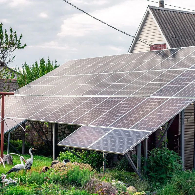 montaj-panouri-fotovoltaice-in-curte-gradina