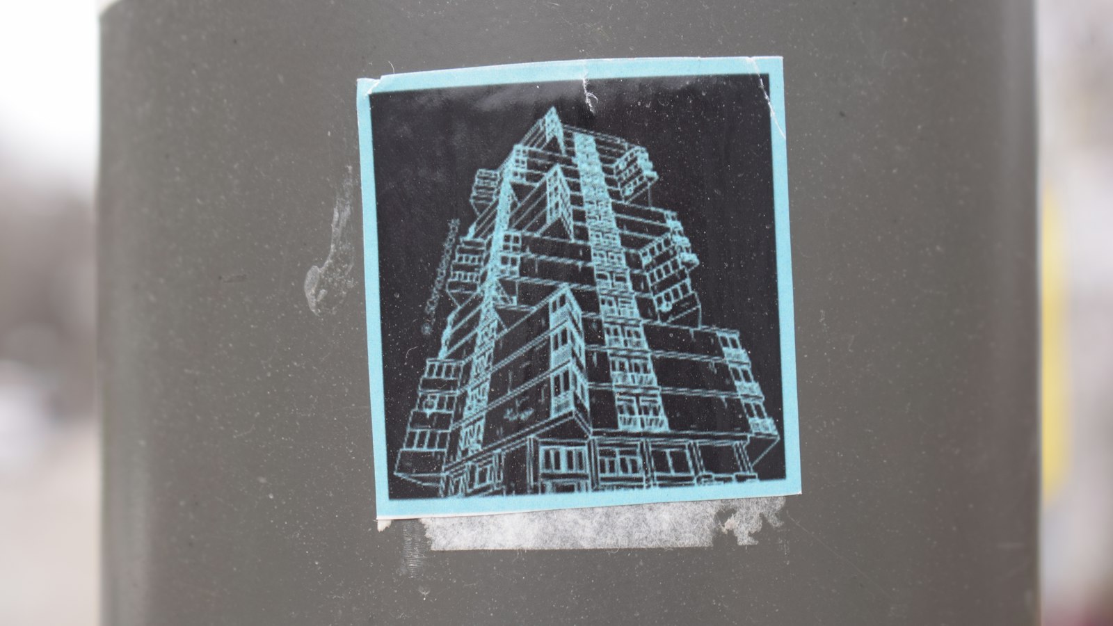 Dessin d’architecture en bleu d’un immeuble de grande hauteur, tracé à la manière d’un plan d’ingénieur