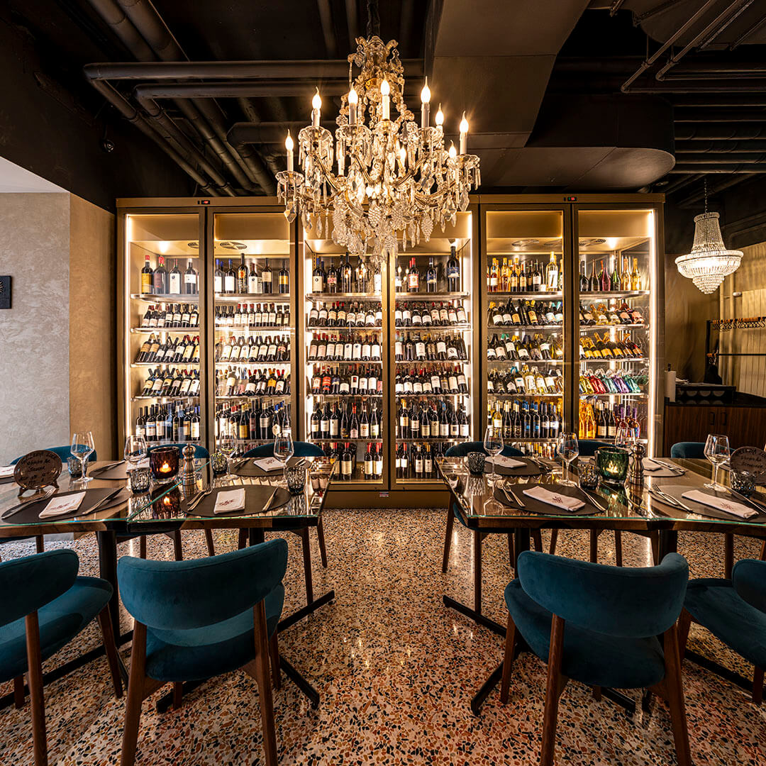 Weinregal im Galleria Luce