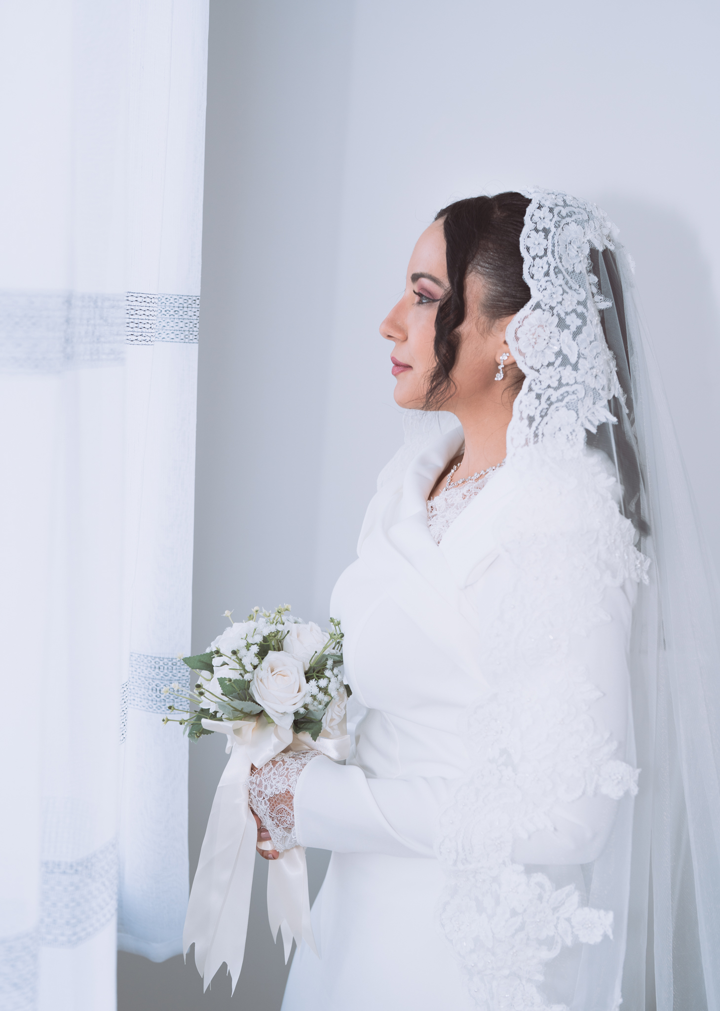 Mariée en robe blanche, voile en dentelle, portrait fine art K•PSULE