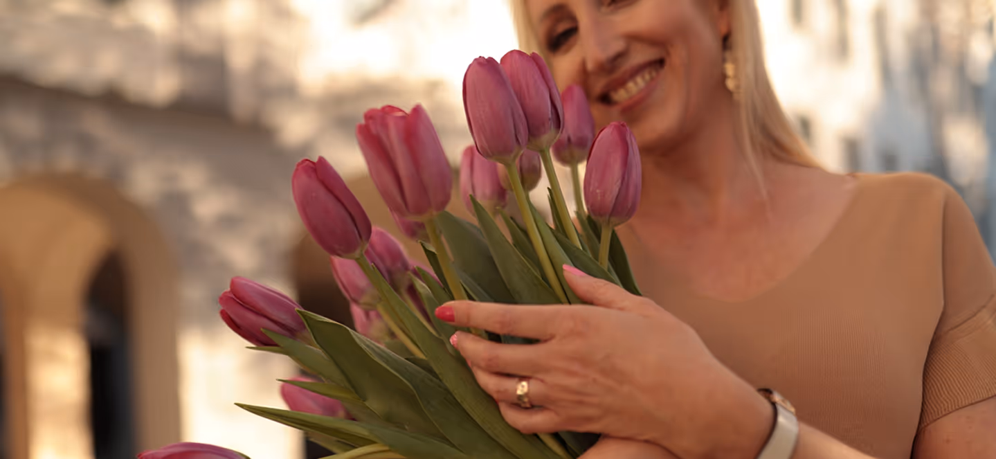 Judith Bauer mit Tulpen im Arm