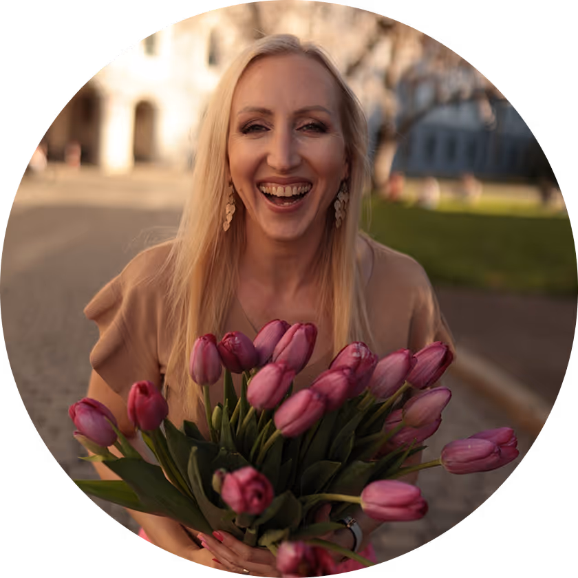 Judith Bauer mit Tulpenstrauß in der Hand lachend im Freien