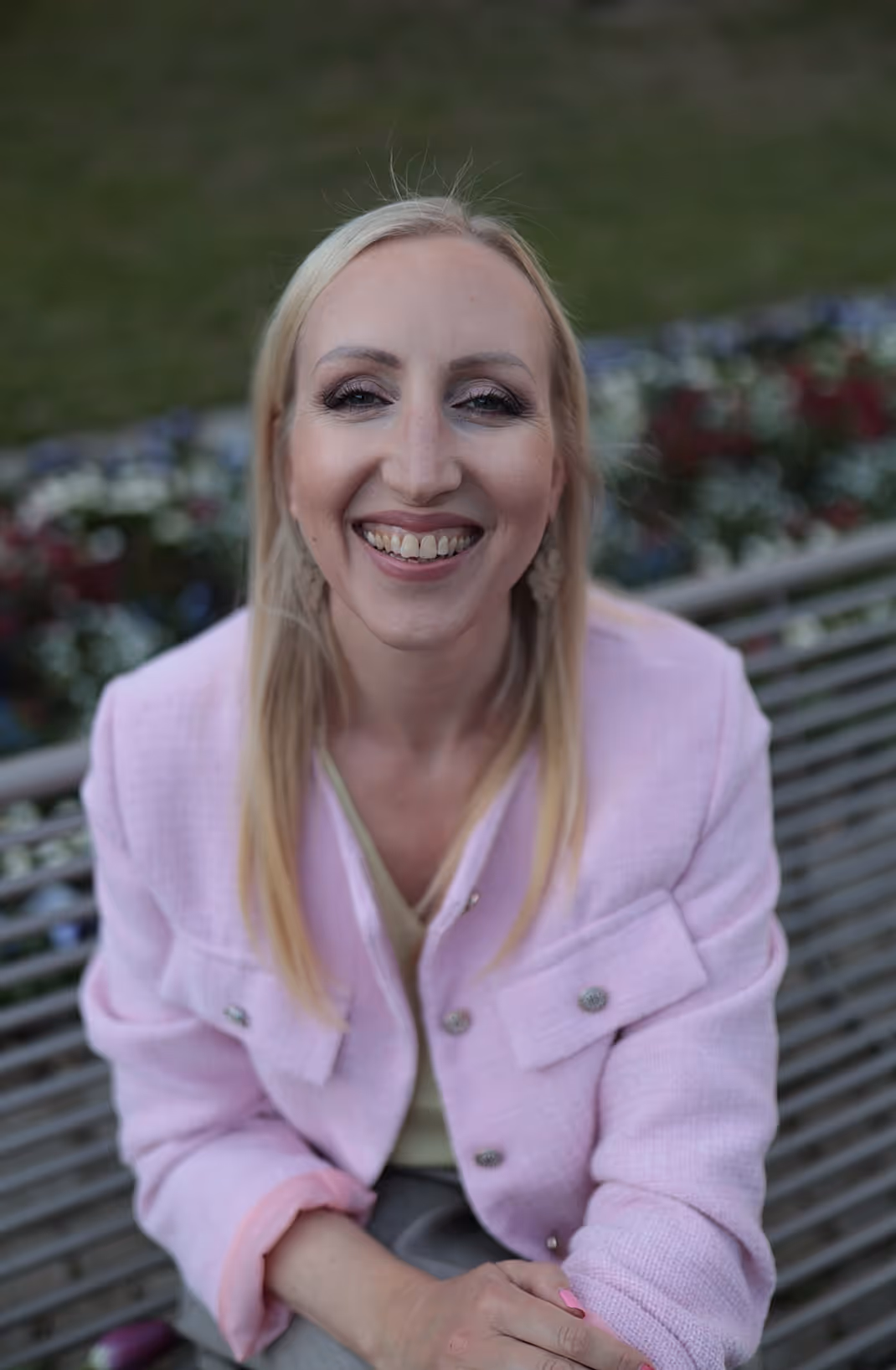 Judith laechelnd auf der Bank im Park