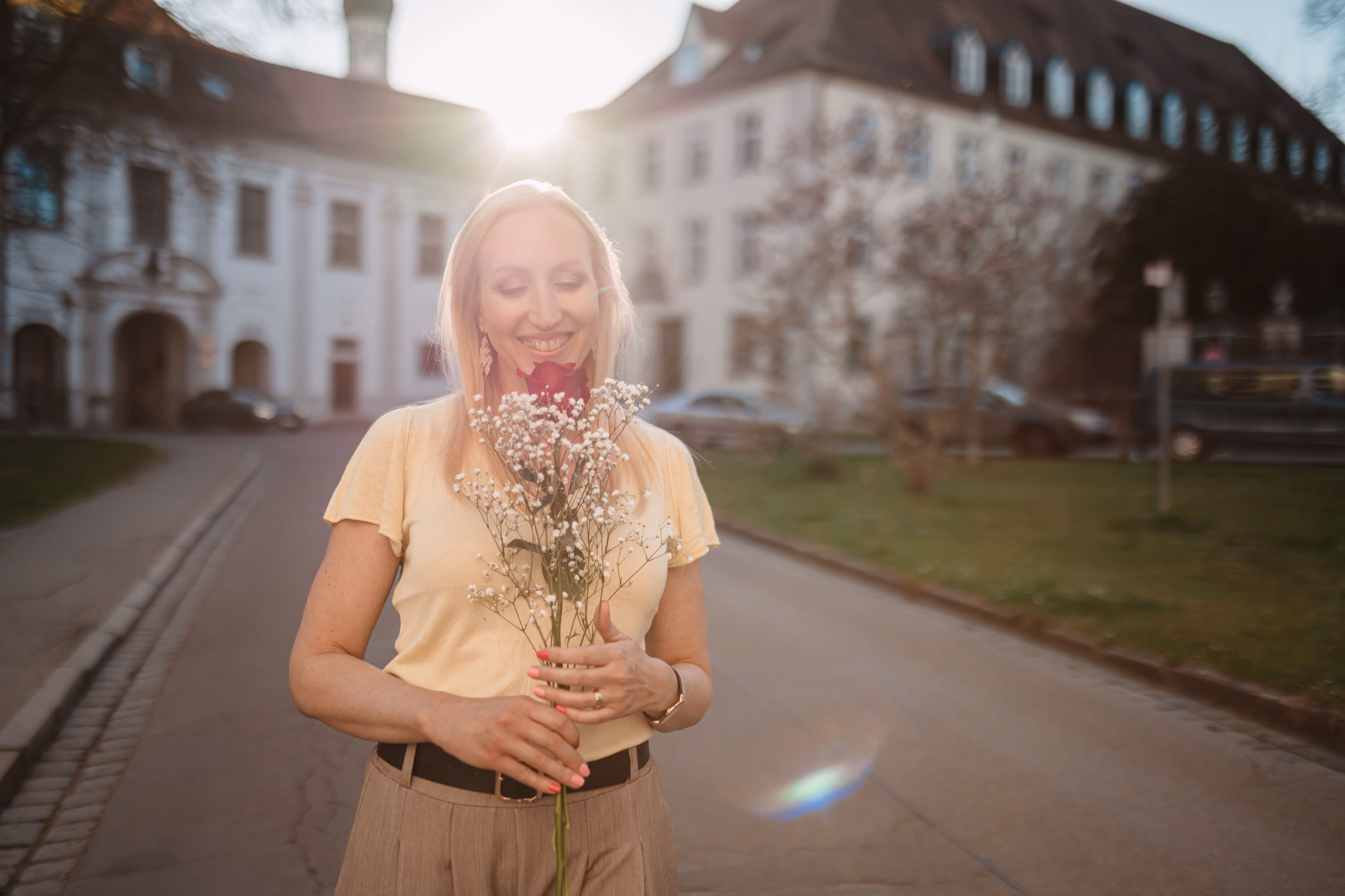 Judith mit Rose in der Hand an einem sonnigen Tag 
