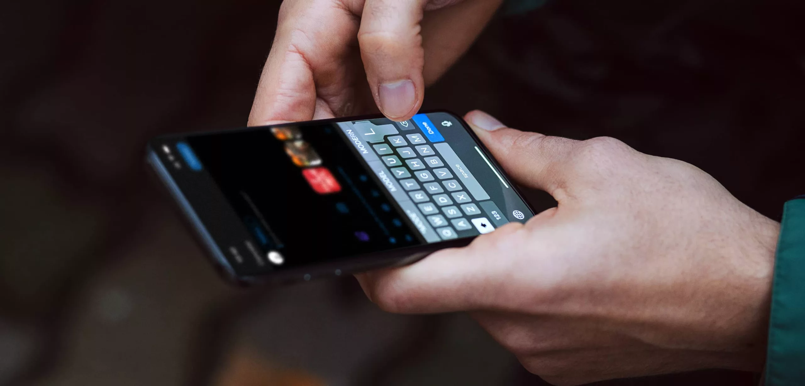 Persona usando el teléfono móvil