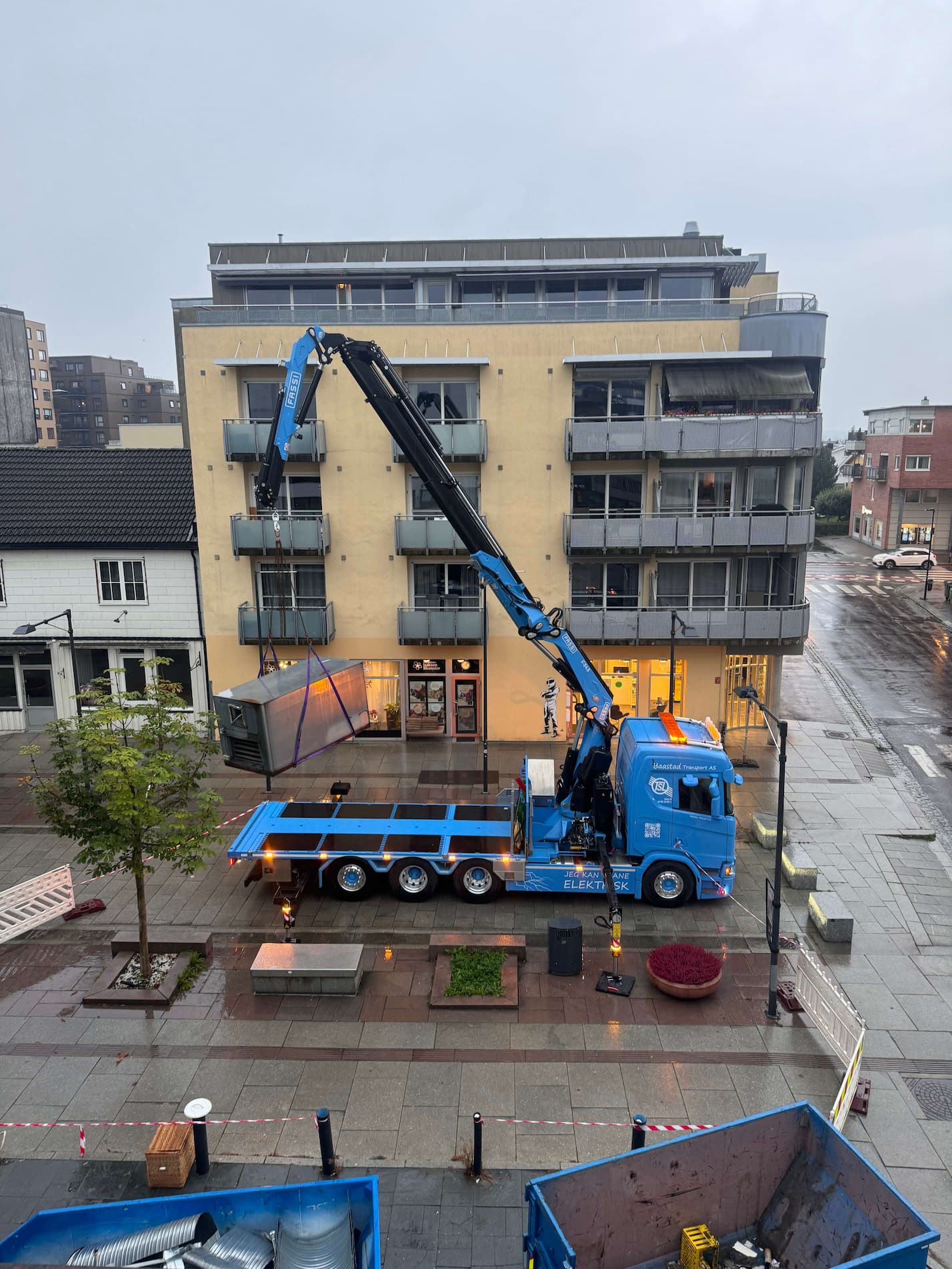 Kraning med kranbil i sentrum