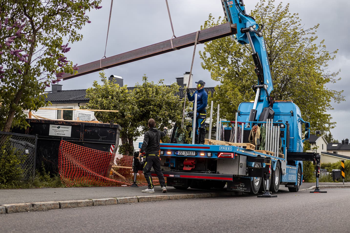 Kranbil på løfteoppdrag i nabolag