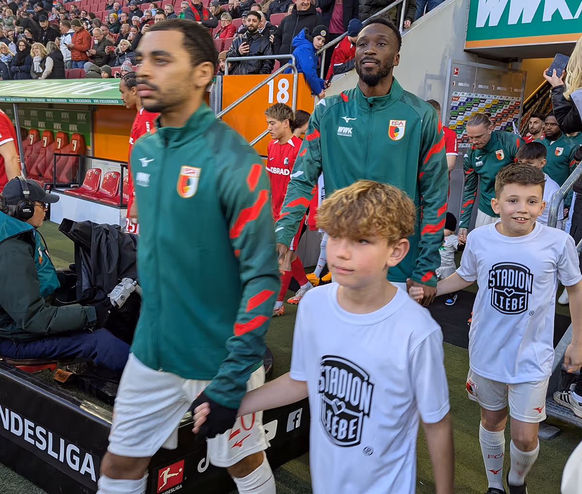 Balljungen mit Stadionliebe T-Shirt im Fussballstadion