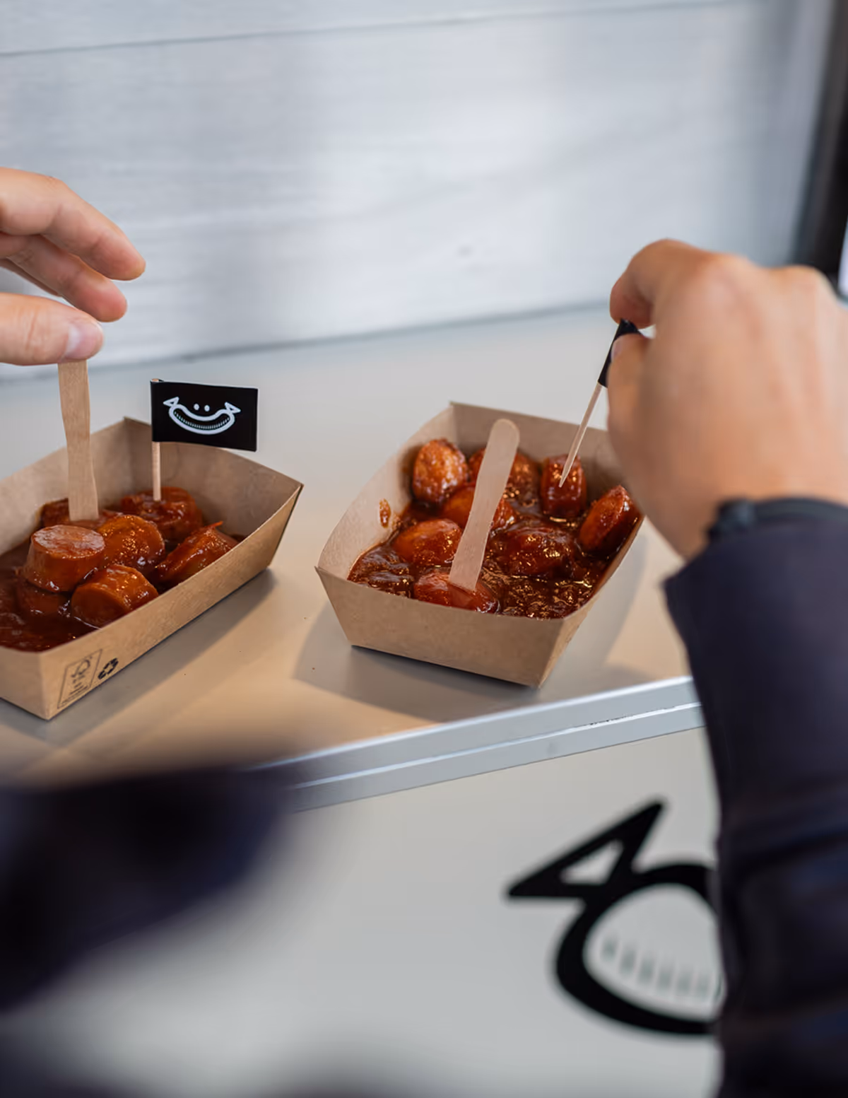 Zwei Portionen Stadionliebe Currywurst to Go