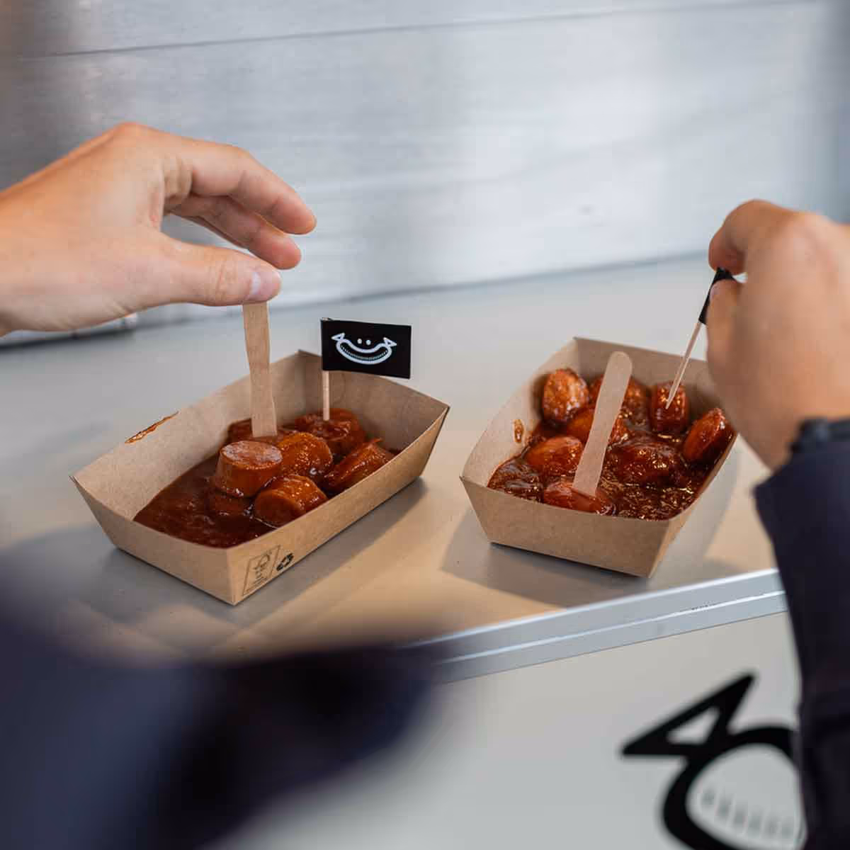 Zwei Portionen Stadionliebe Currywurst to Go