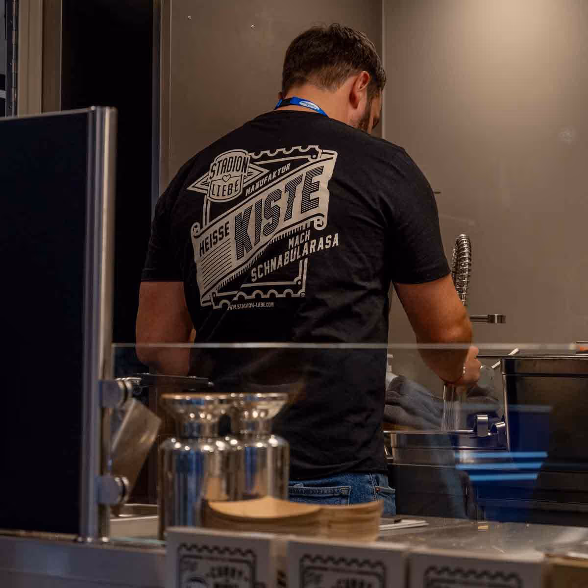 Stadionliebe Mitarbeiter in der Heissen Kiste mit Stadionliebe T-Shirt