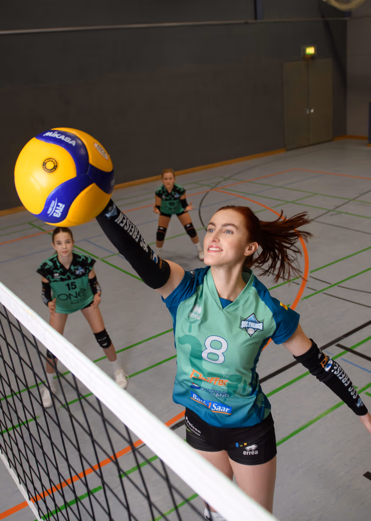 Förderprojekt Saartoto SSC Freisen. Frau schlägt Volleyball