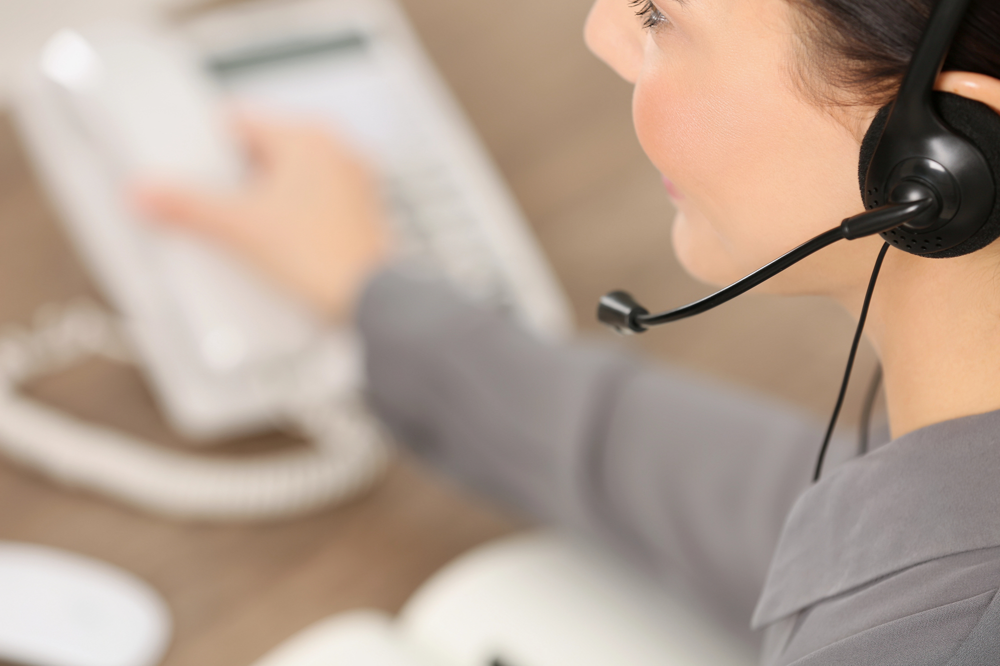 woman with headset providing answering and scheduling service
