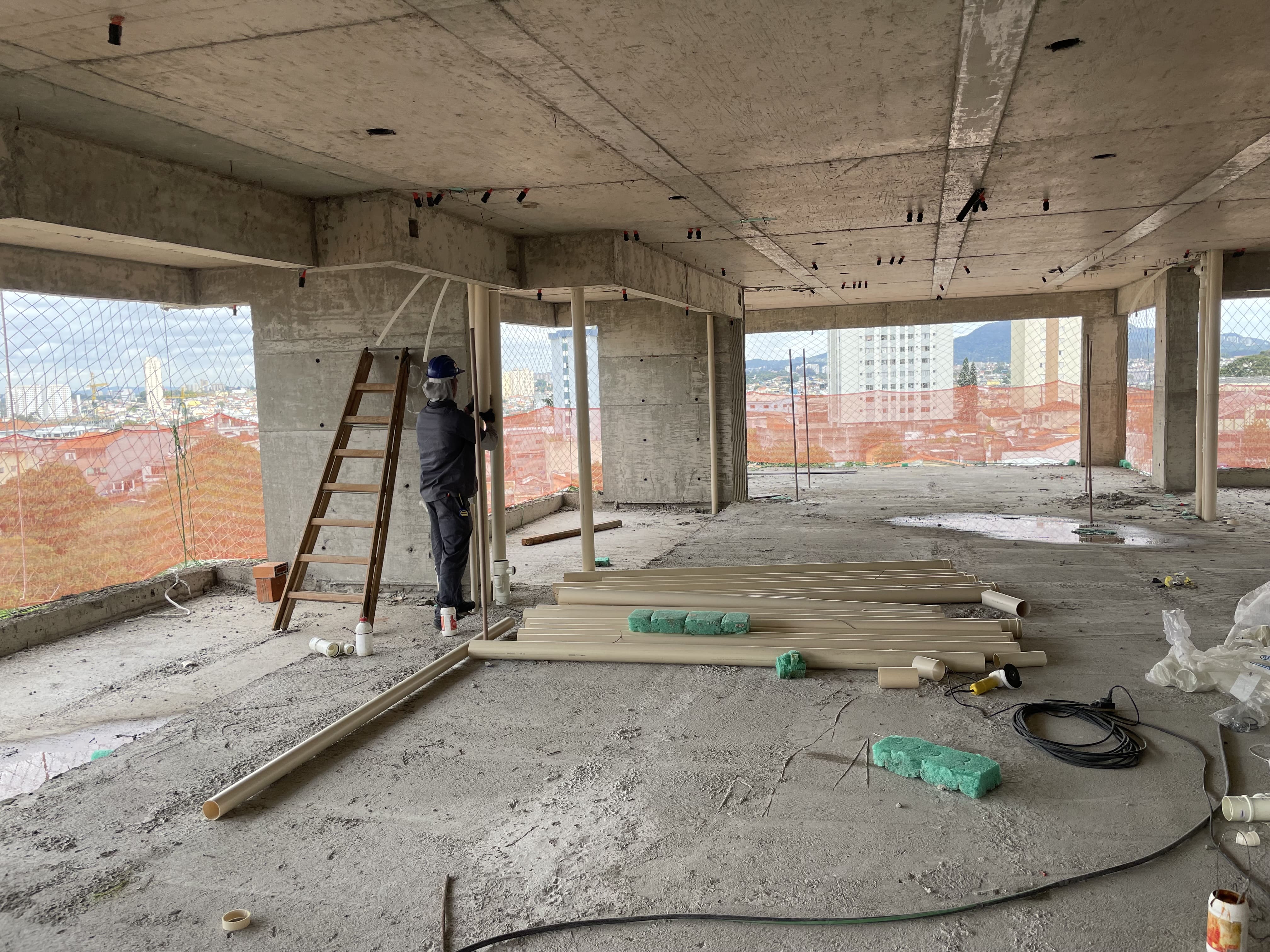 Execução de prumadas de esgoto e água pluvia