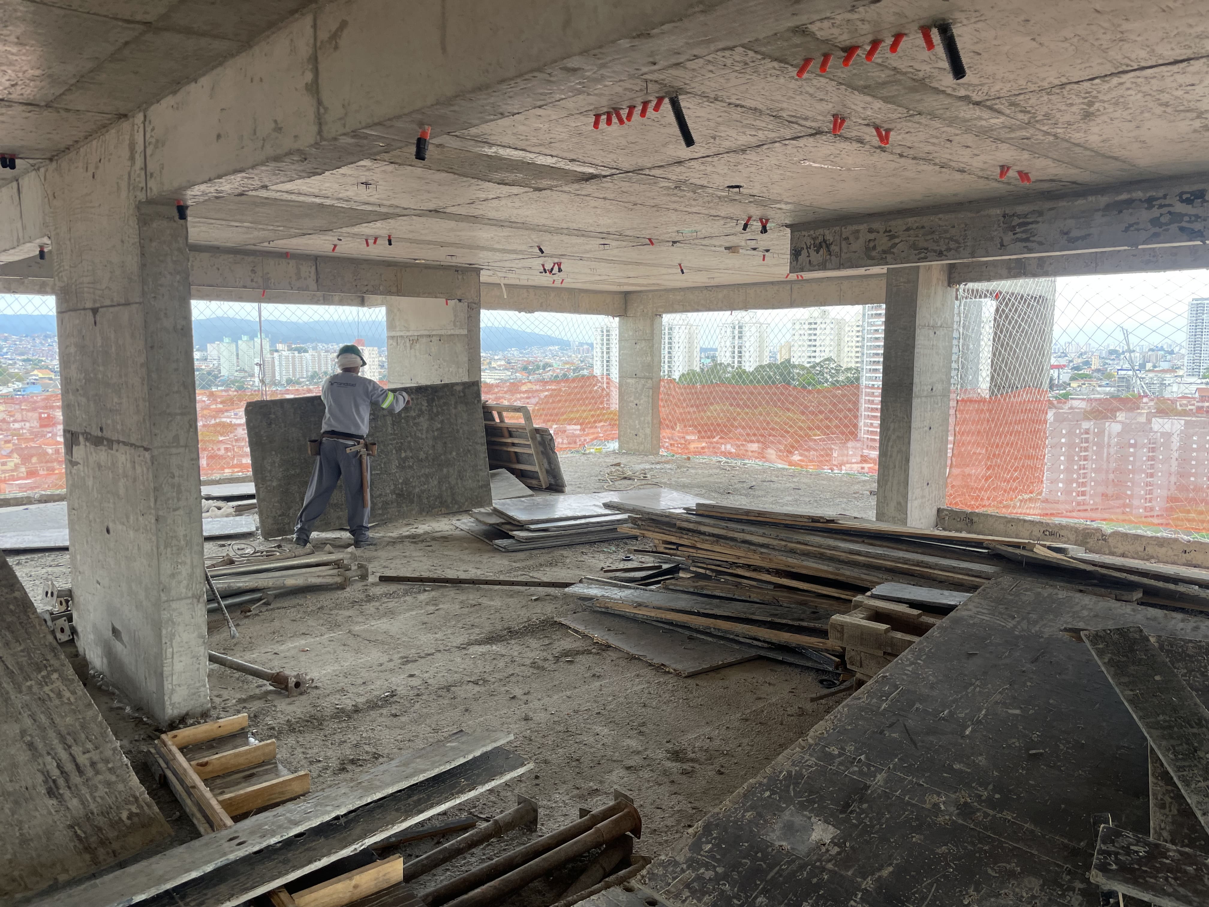 Desforma da laje do 12o pavimento