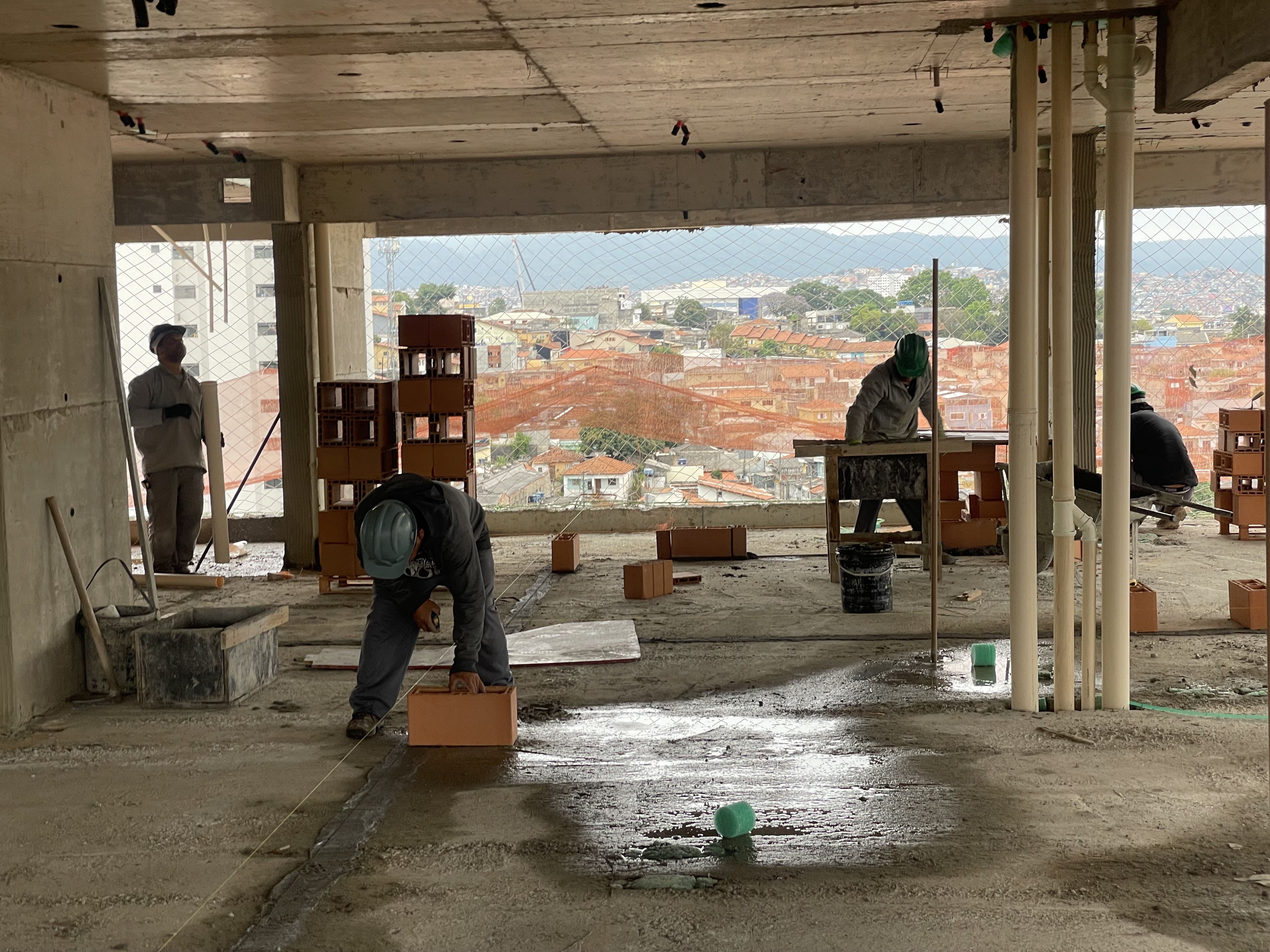 Marcação de eixos e execução de prumadas