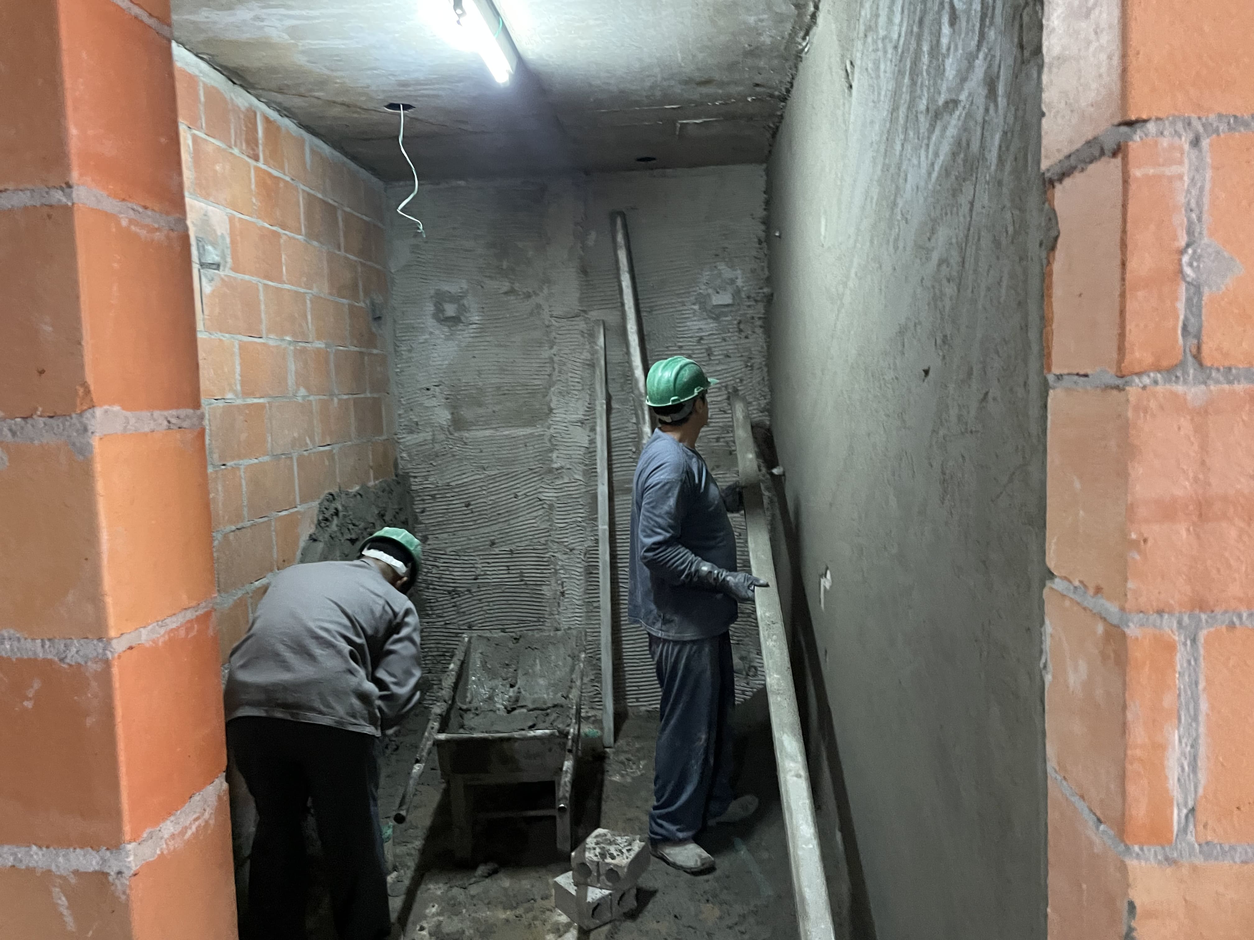 Aplicação de massa nos vestiários do subsolo