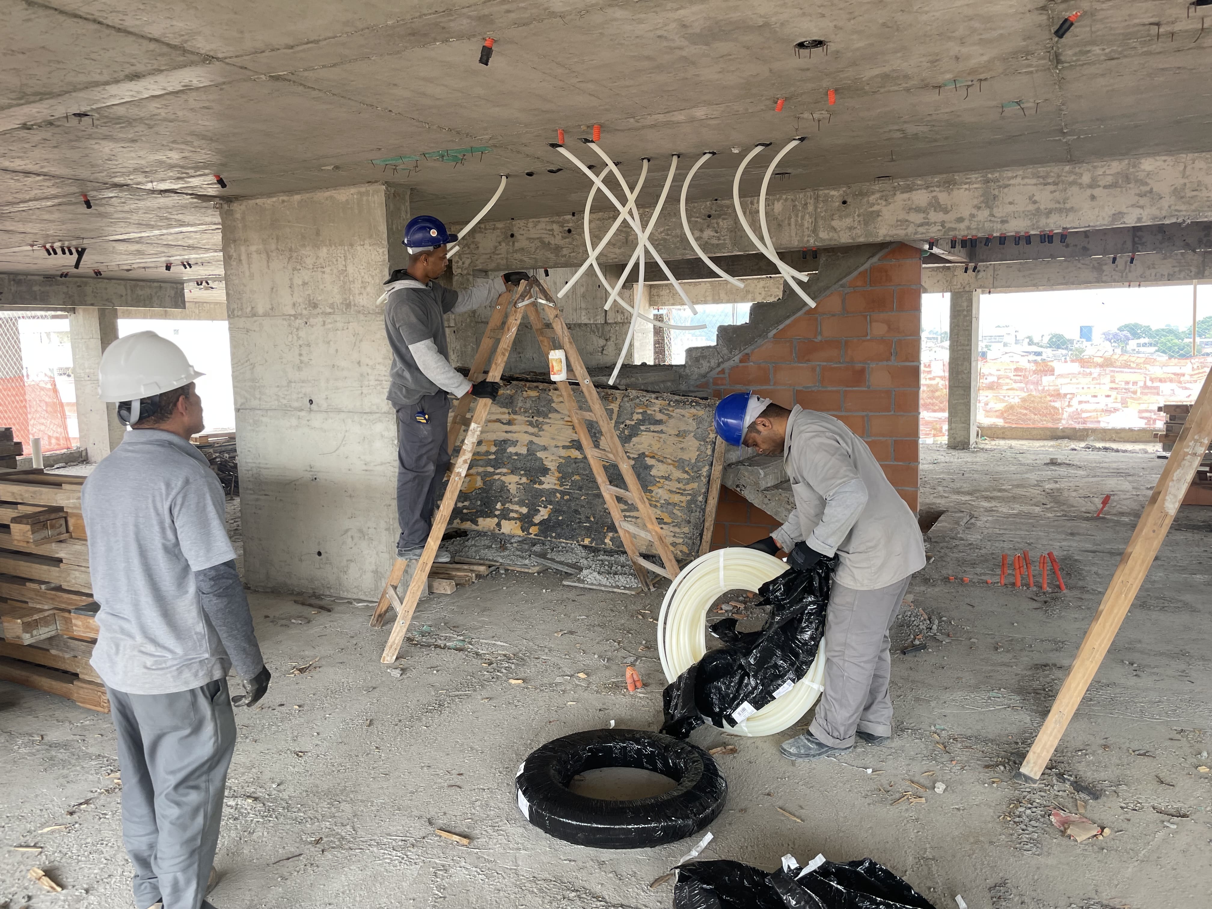 Passagem de tubulação pex de água fria