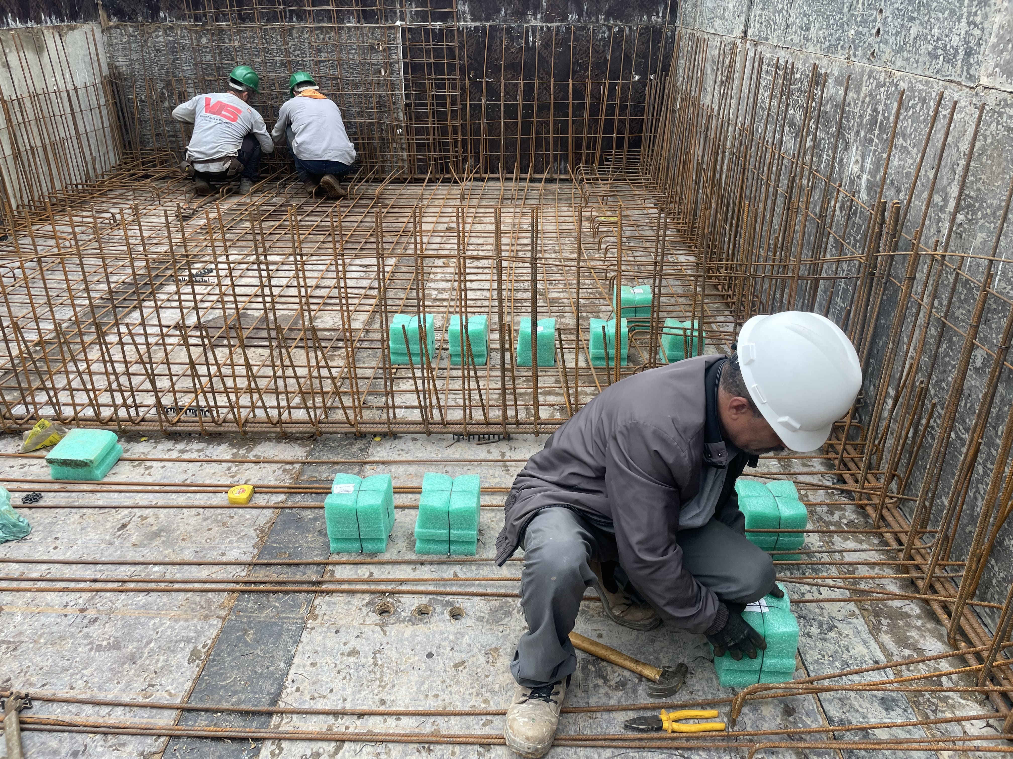 Armação e passagens no piso da caixa d'água
