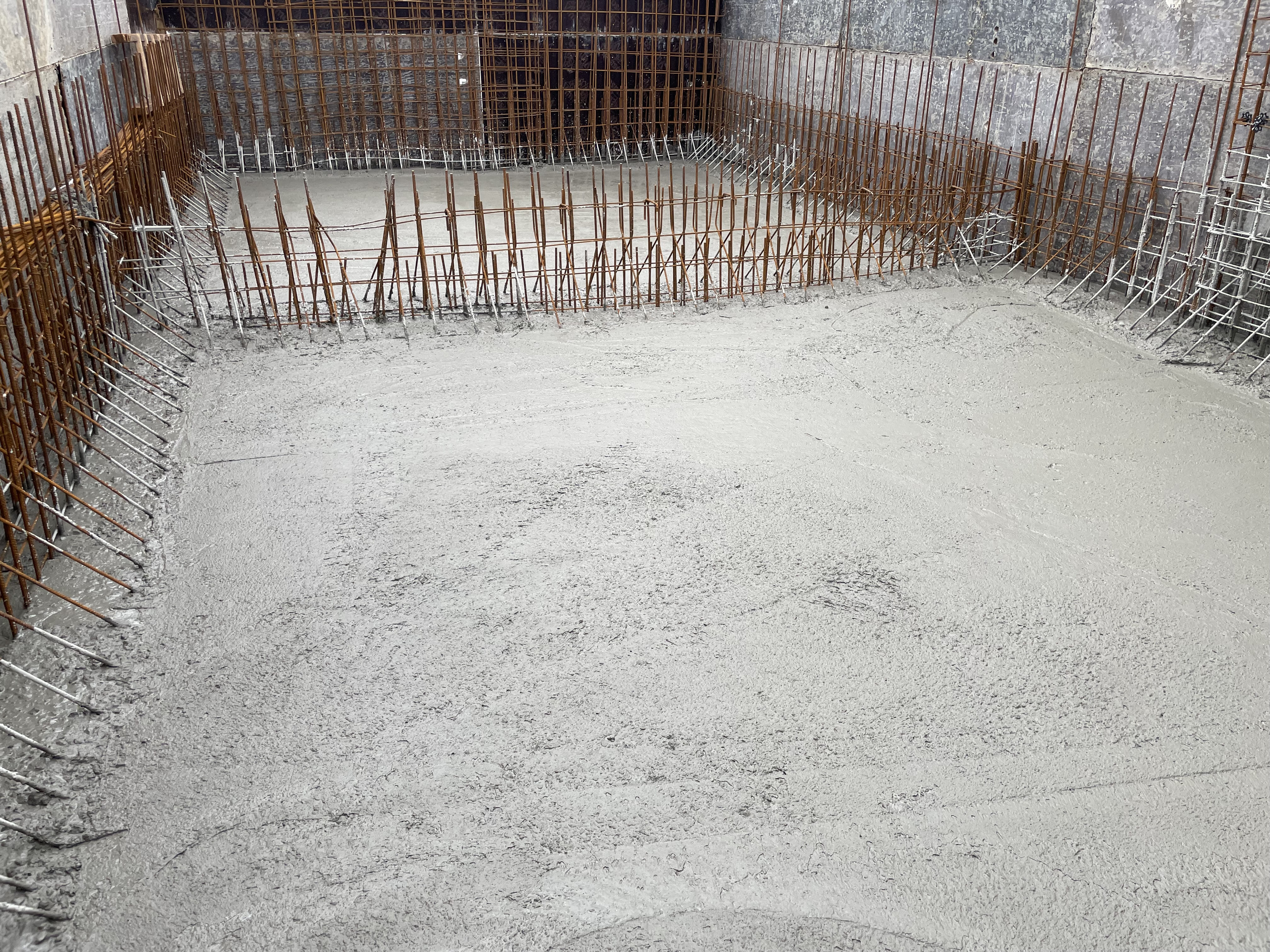 Fundo da caixa d'água concretado