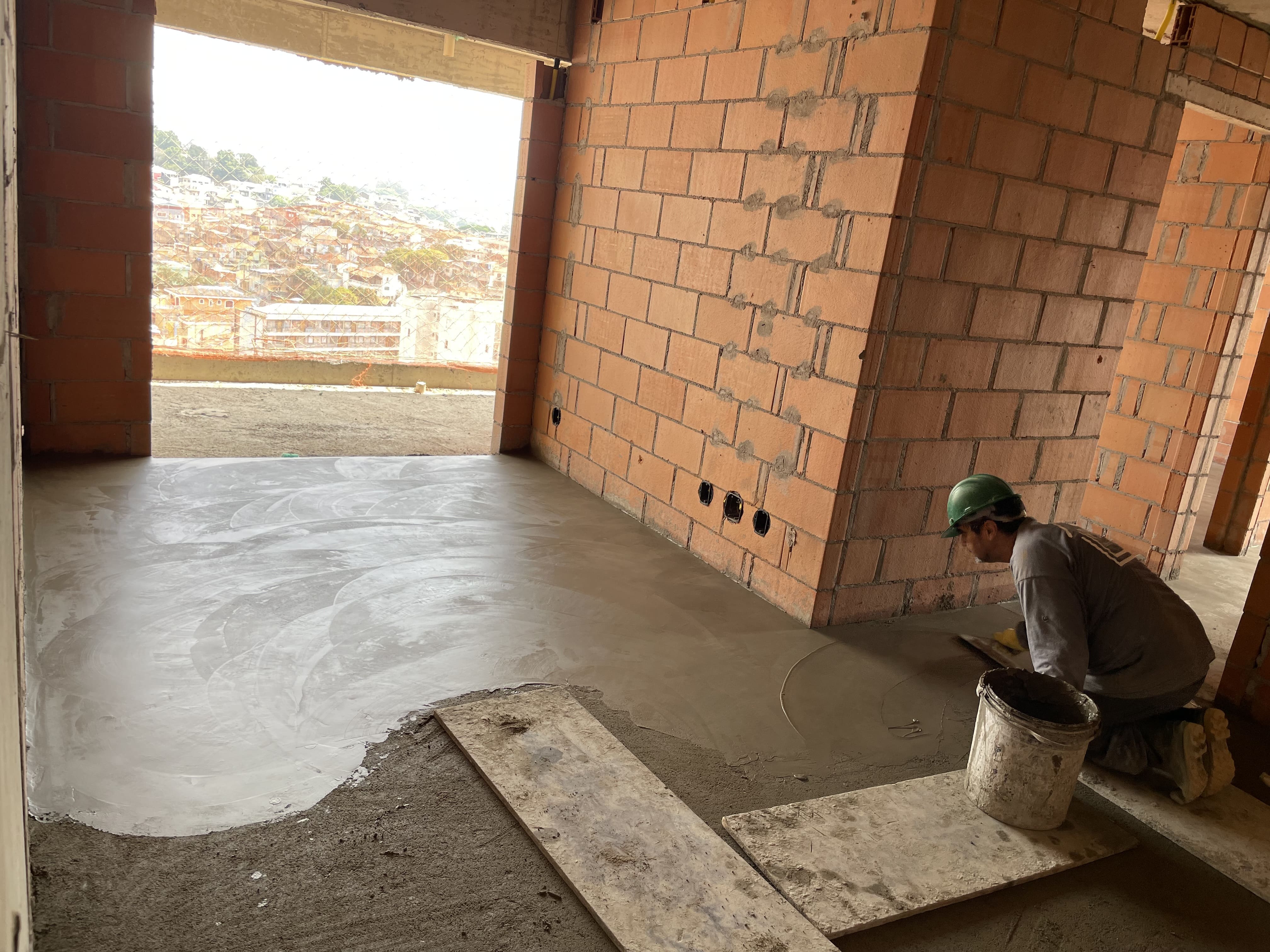 Contrapiso quente sendo queimado