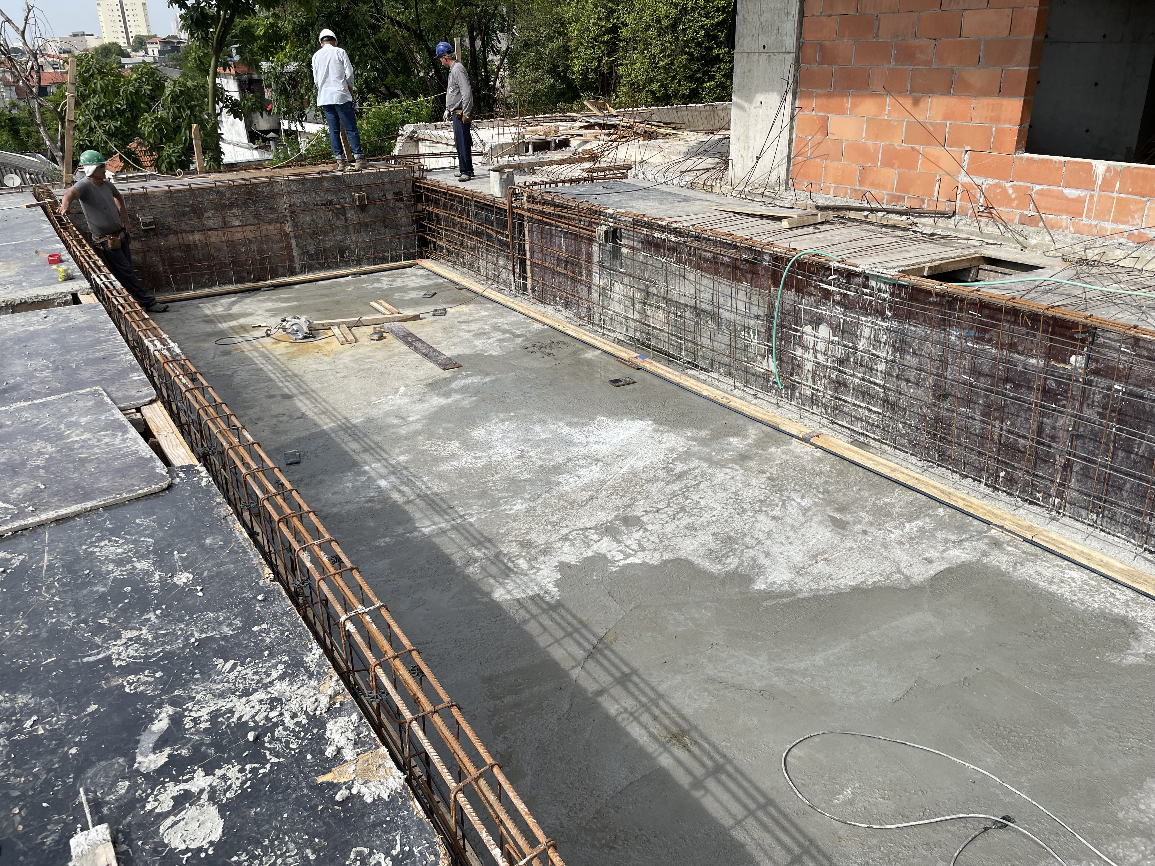 Fundo da piscina concretado