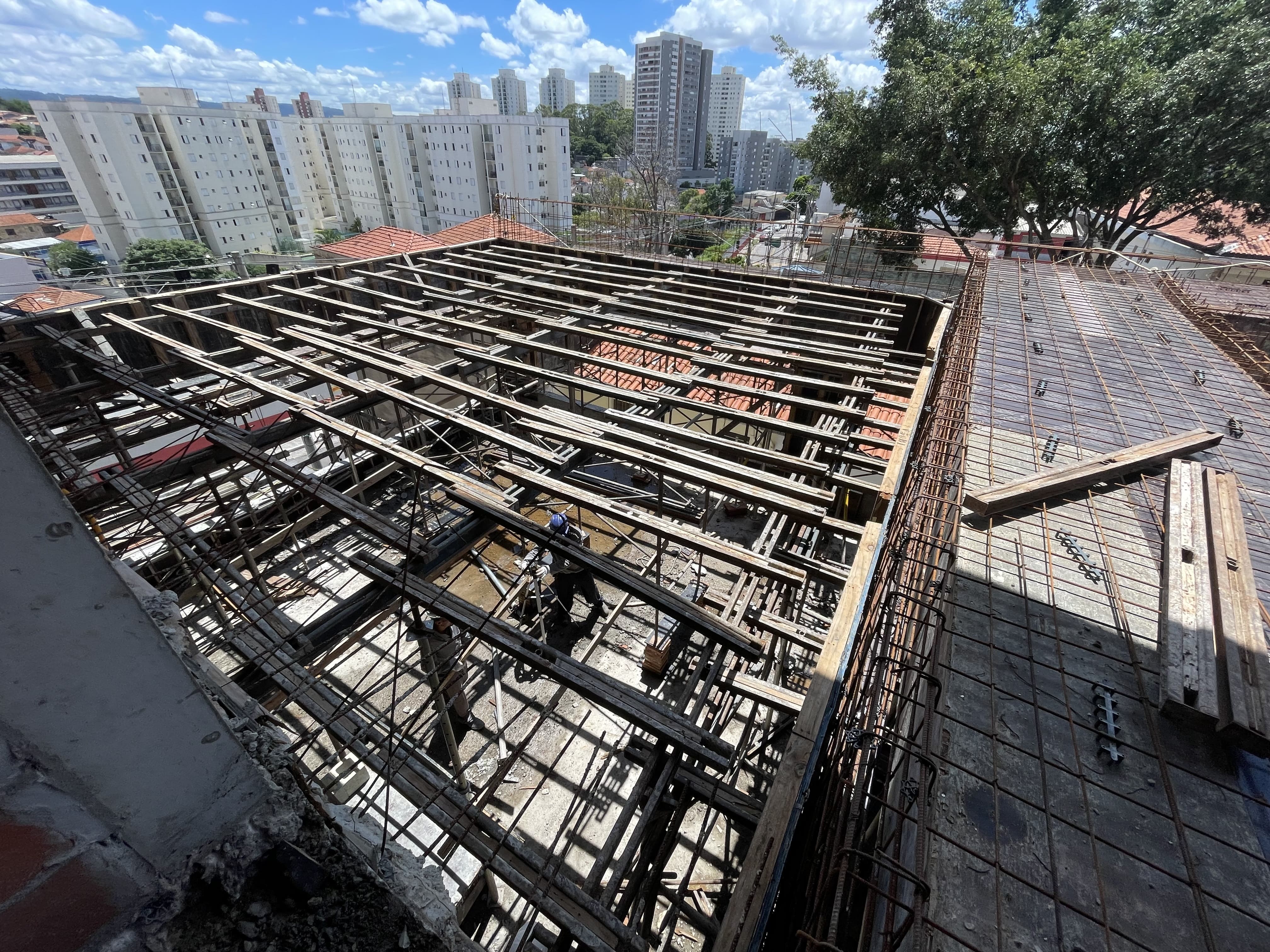 Montagem da forma do deck da piscina