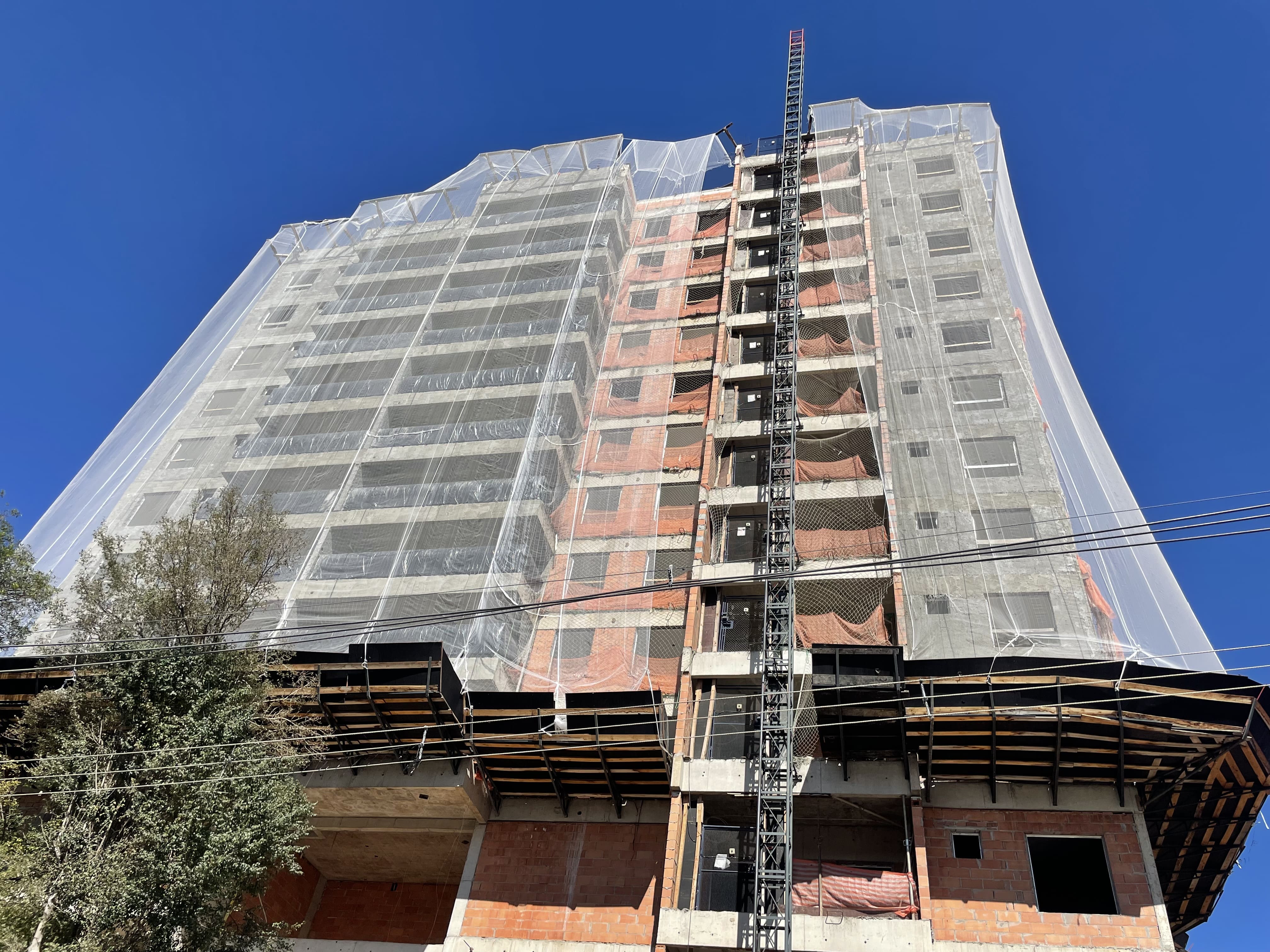 Chapisco da fachada em andamento