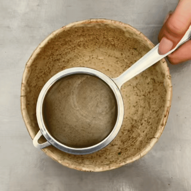persona sirviendo polvo de matcha