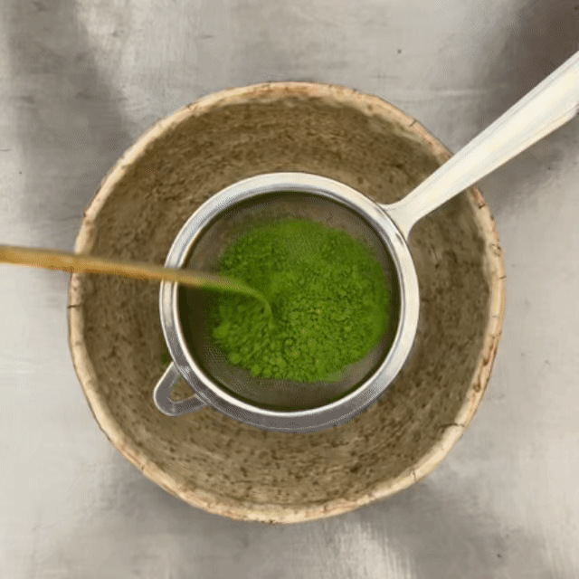 Persona colando matcha en un chawan