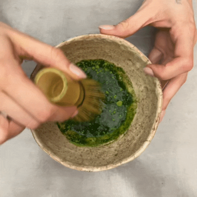 Persona batiendo matcha con chasen