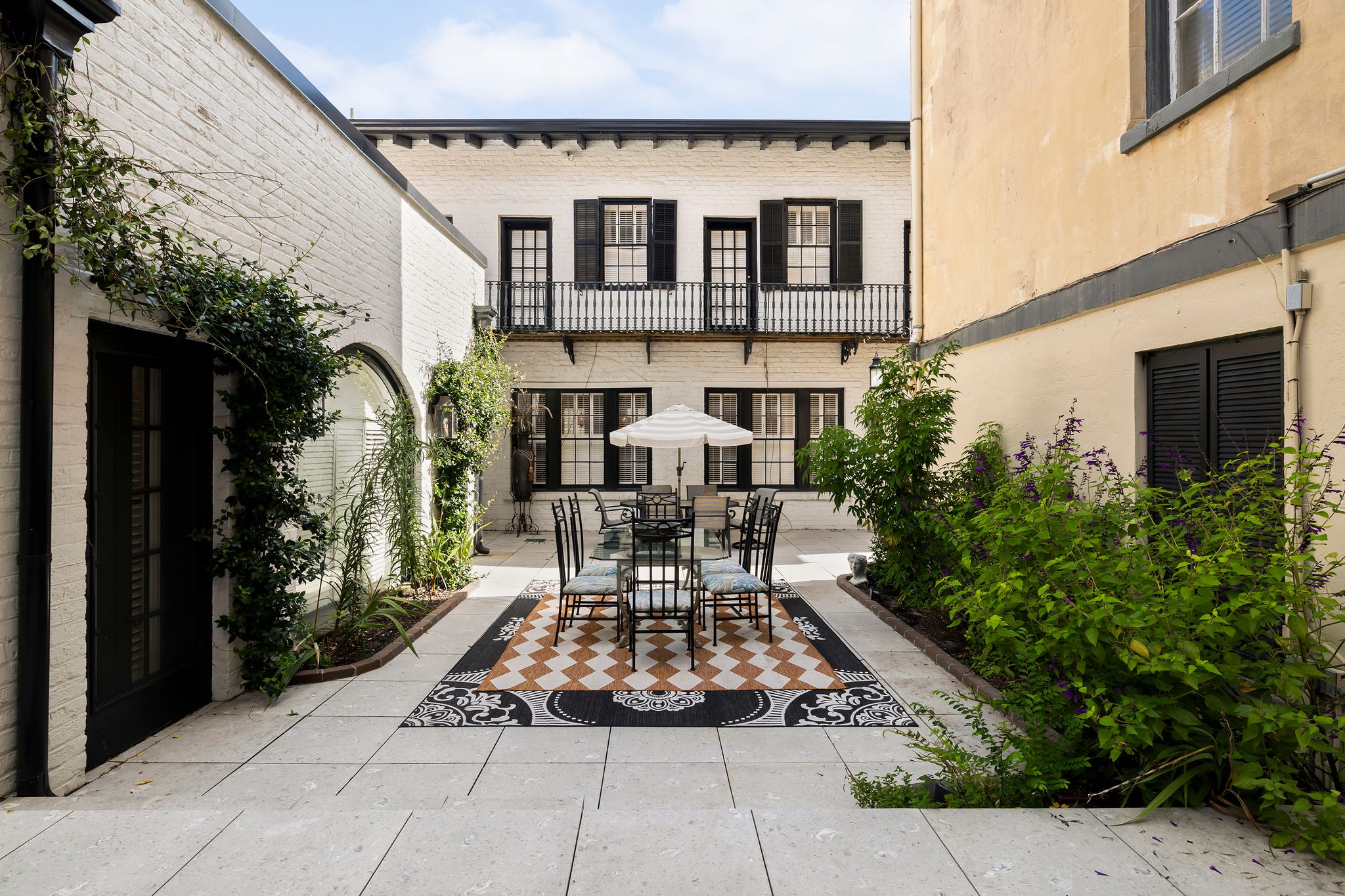 110 E Harris Street Savannah, Georgia 31401