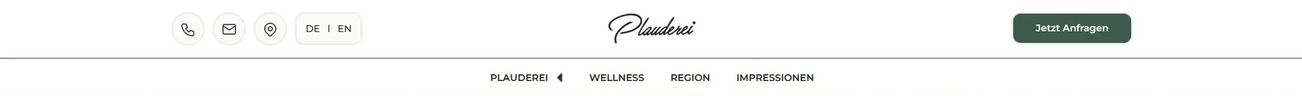 Website header mit Plauderei-Logo, Sprachwahl DE/EN, Symbolen für Anruf, E-Mail, Standort und einem Button 'Jetzt Anfragen'.