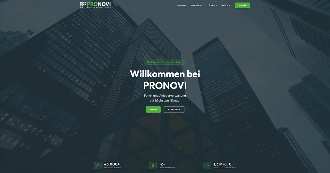 Hochhäuser in der Abenddämmerung mit Text 'Willkommen bei PRONOVI Fond- und Anlegerverwaltung auf höchstem Niveau' und Kontaktbuttons.