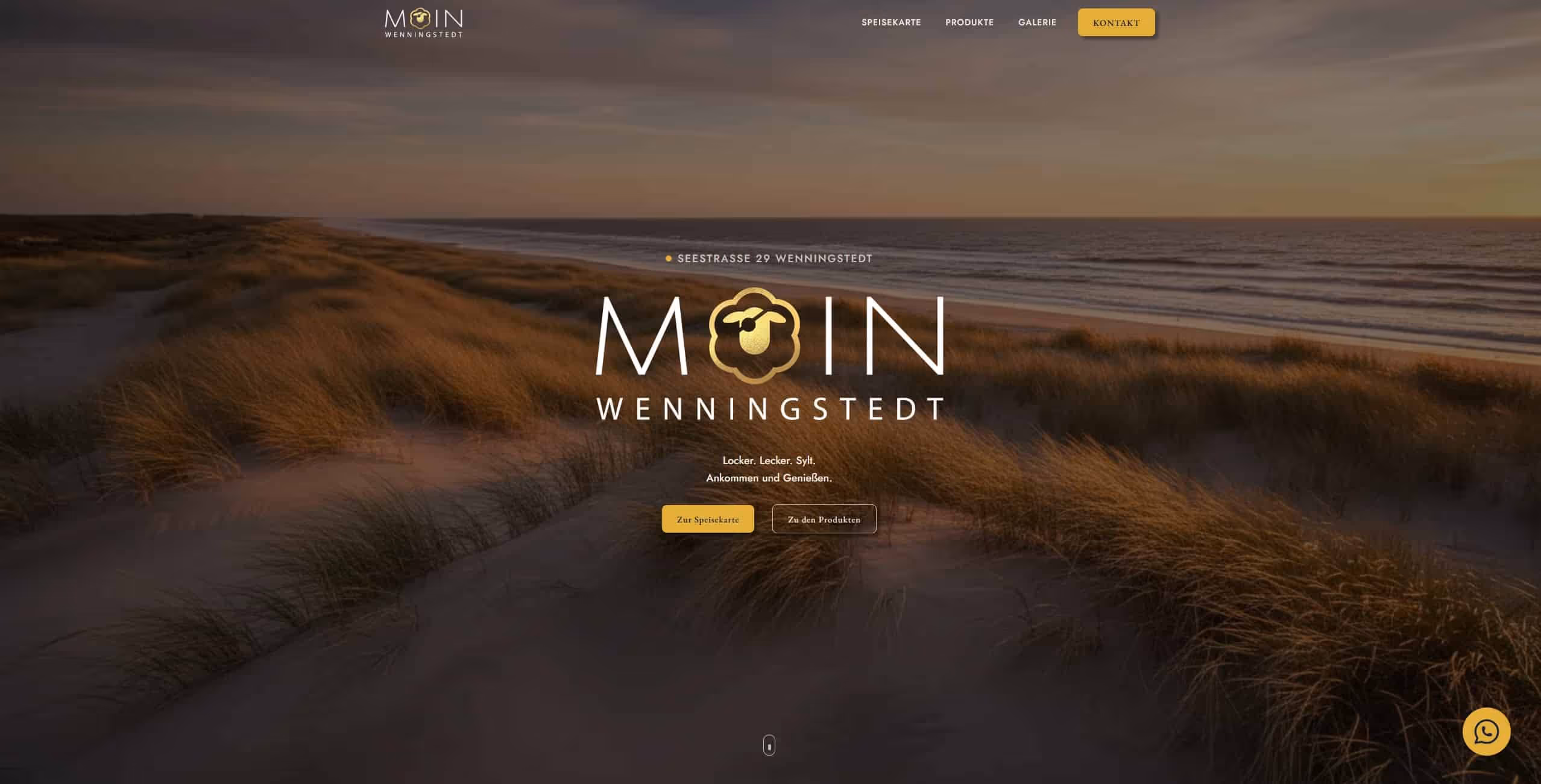 Stranddünen mit Gras bei Sonnenuntergang und Logo von Moin Wenningstedt in der Mitte.