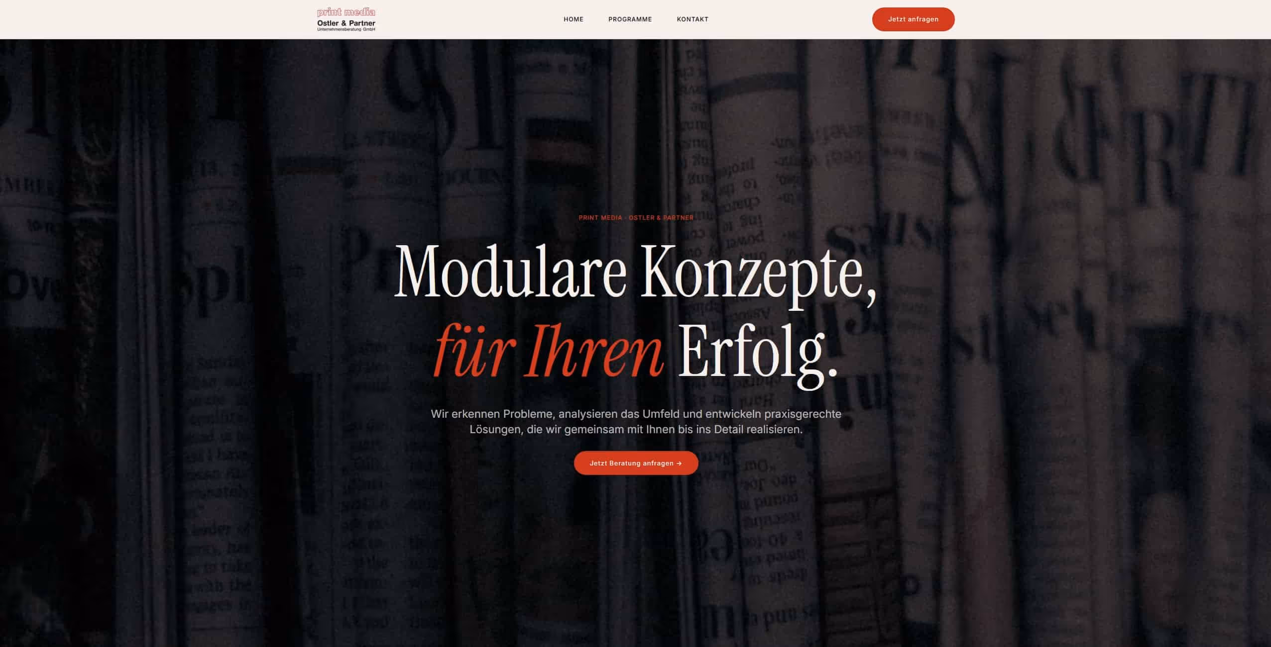 Text vor Hintergrund aus zusammengerollten Zeitungen mit dem Titel 'Modulare Konzepte, für Ihren Erfolg'.