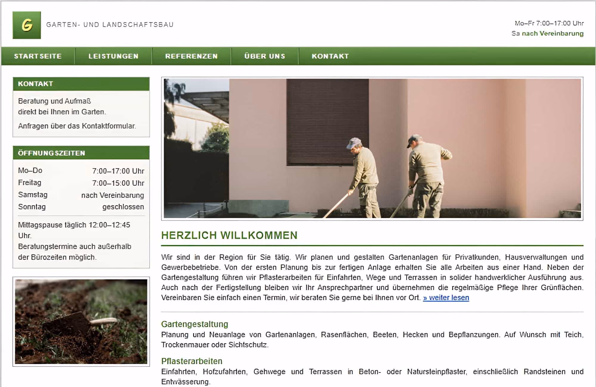 Zwei Männer in Arbeitskleidung harken vor einer hellen Hauswand einen Bereich im Garten.
