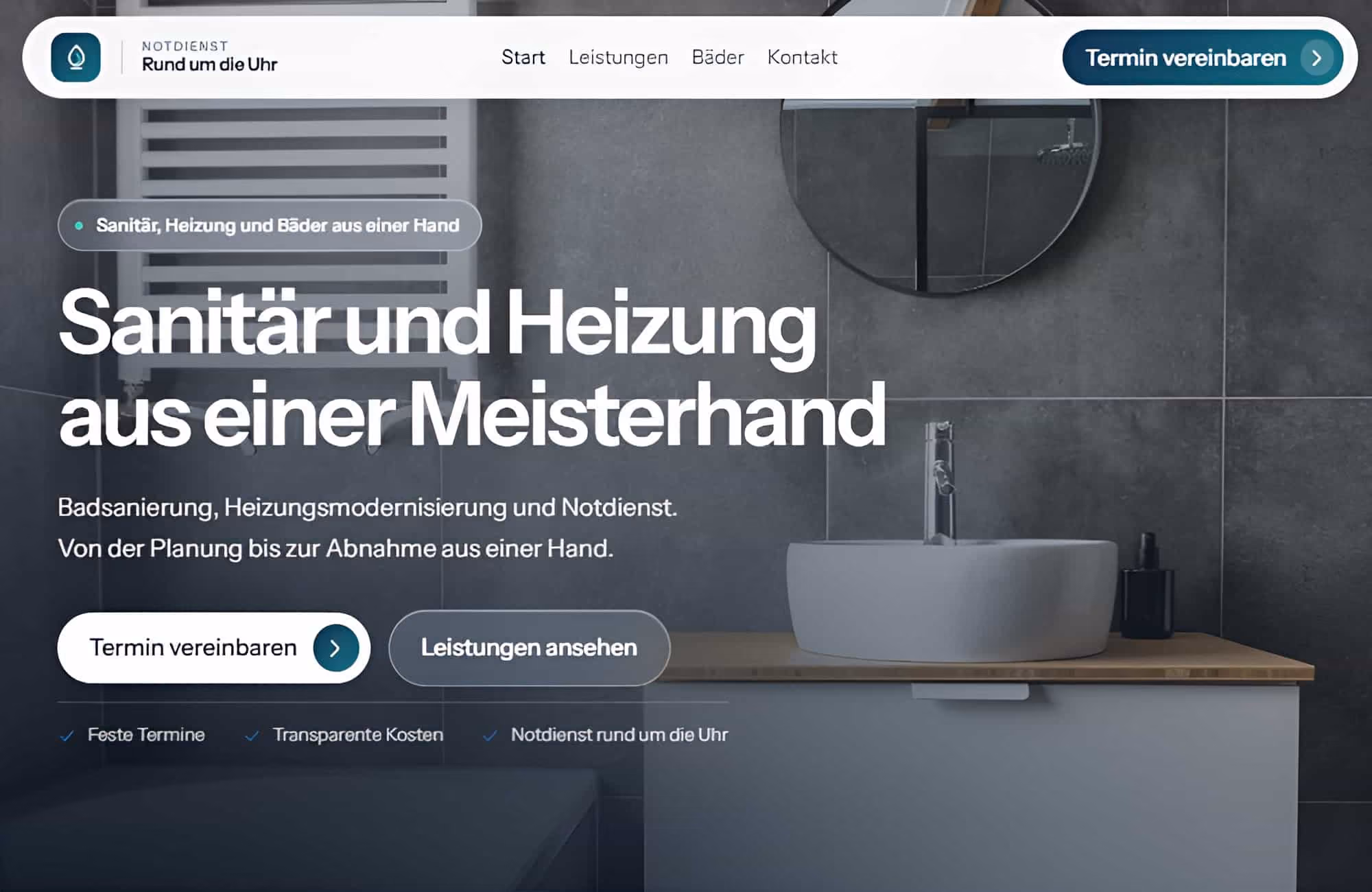 Moderne Badezimmeransicht mit grauen Wandfliesen, rundem Spiegel, weißem Handwaschbecken auf Holzarbeitsplatte und weißem Waschbeckenunterschrank, mit Website-Header und Text für Sanitär- und Heizungsdienstleistungen sowie Buttons zur Terminvereinbarung und Leistungseinsehen.
