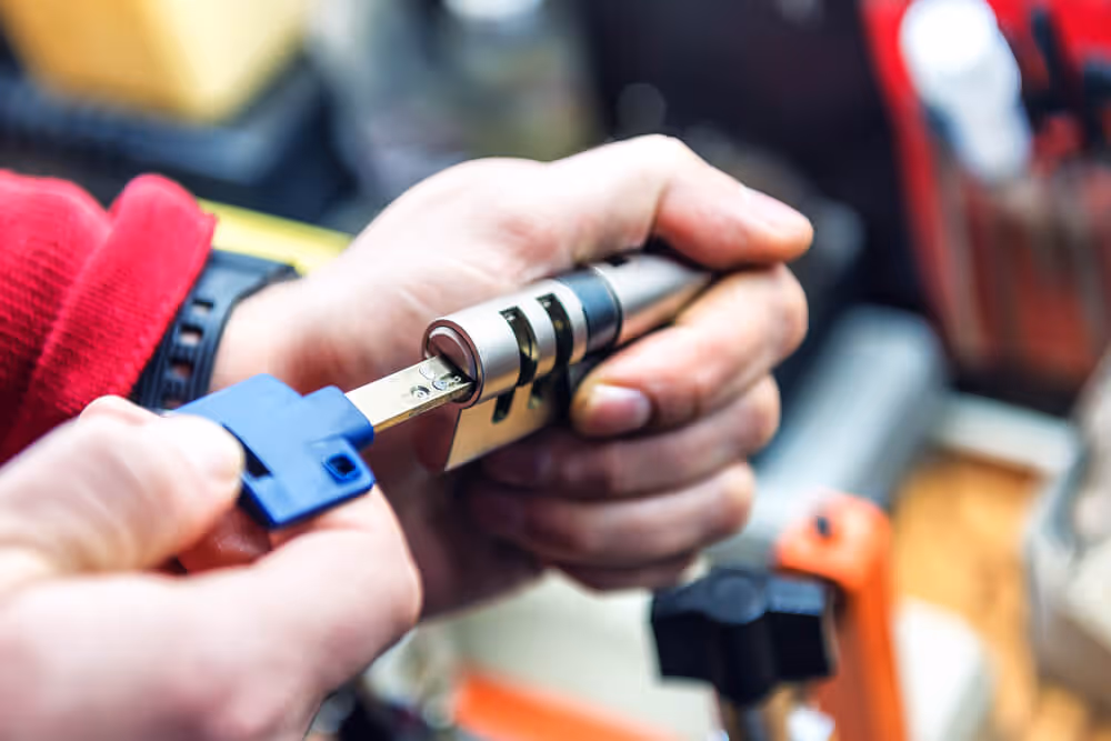 What Makes Your Home an Easy Target For Burglar – A Dubai Locksmith Guide