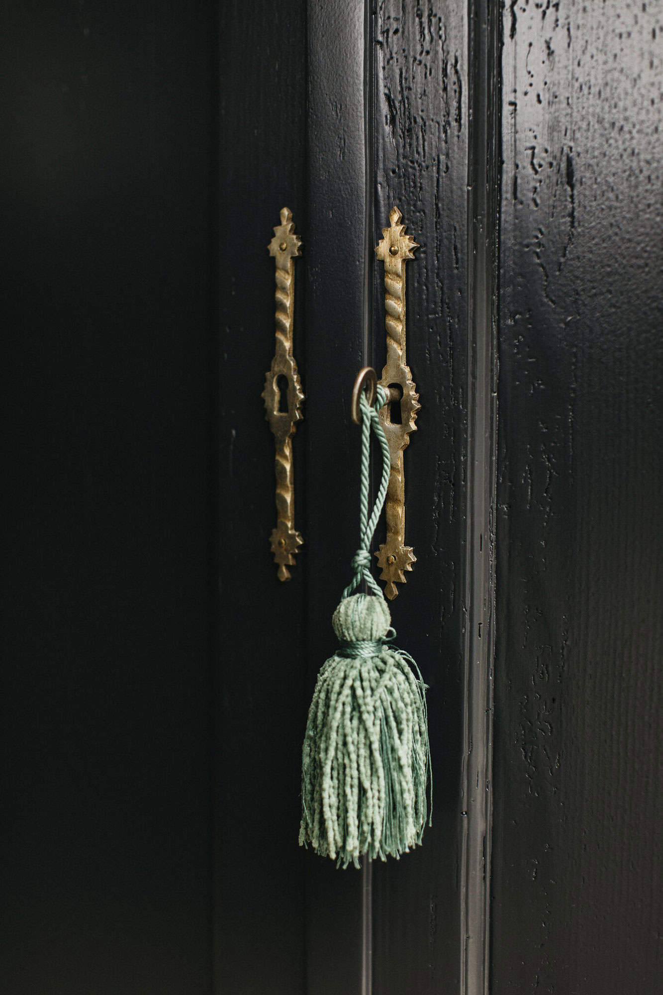 contemporary-dining-room-buffet-detail