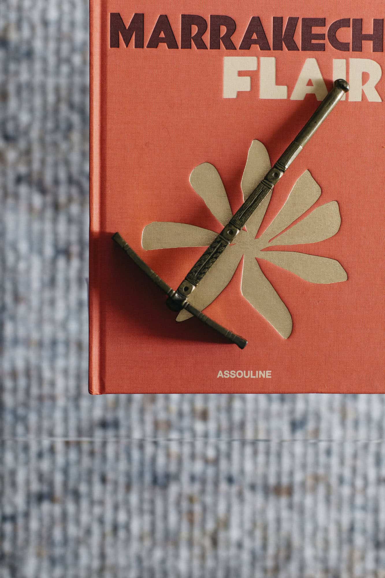 contemporary-family-room-coffee-table-detail