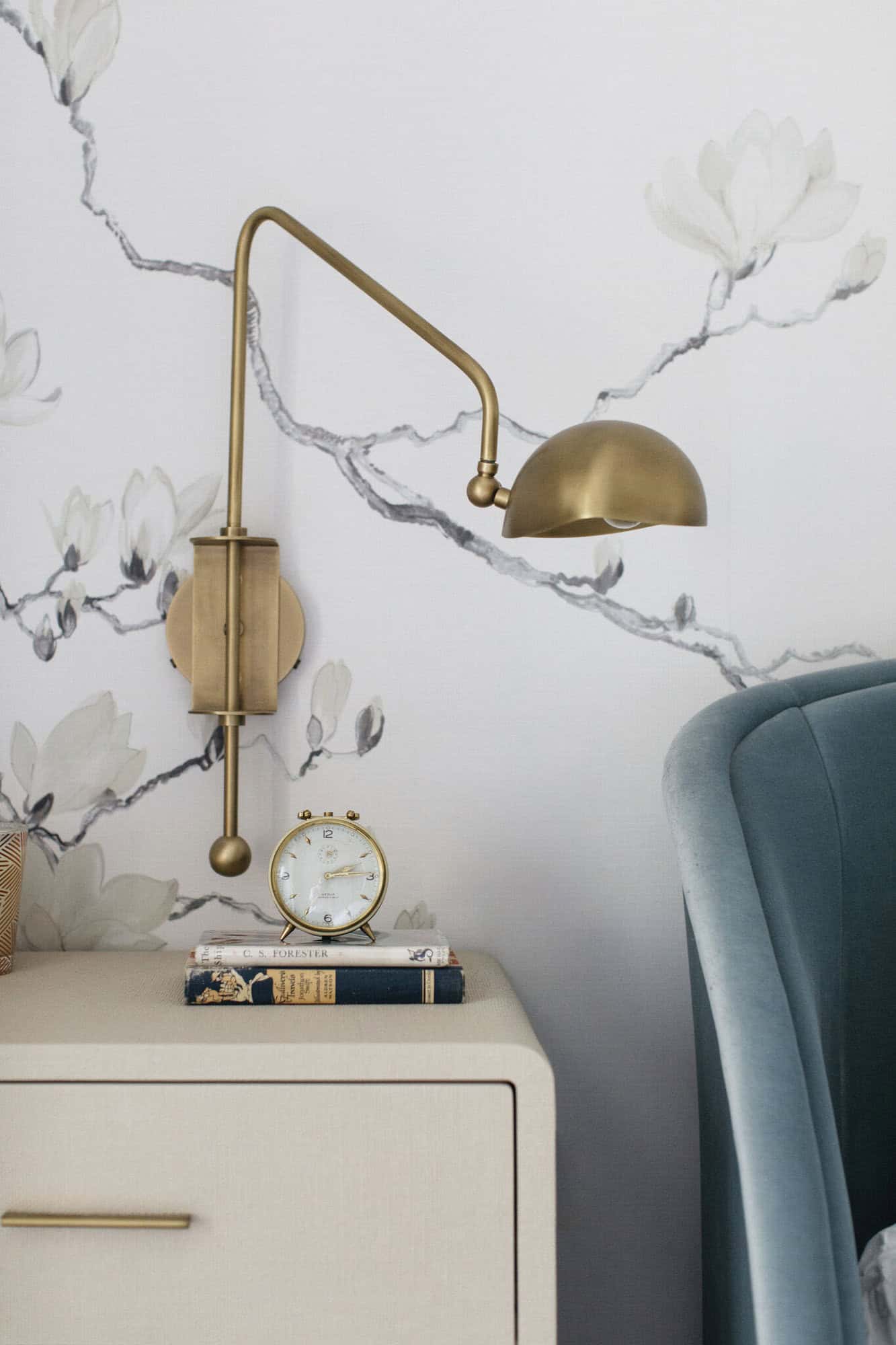 contemporary-bedroom-night-table-detail