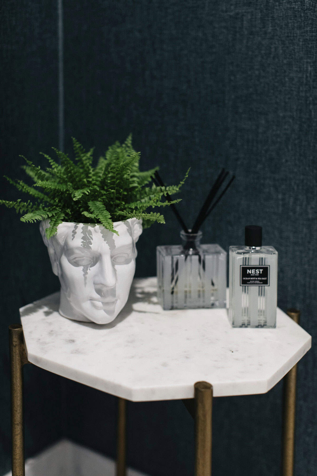 contemporary-bathroom-table-detail