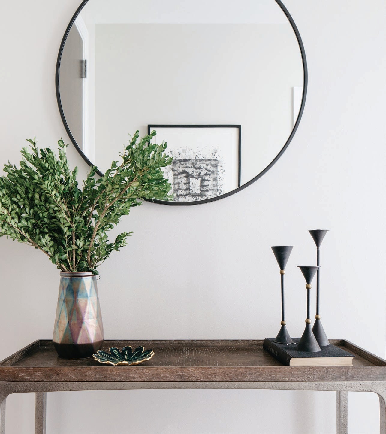 A work by Sam Francis hangs in the entry across from a console table sourced from Bernhardt PHOTOGRAPHED BY MARGARET RAJIC