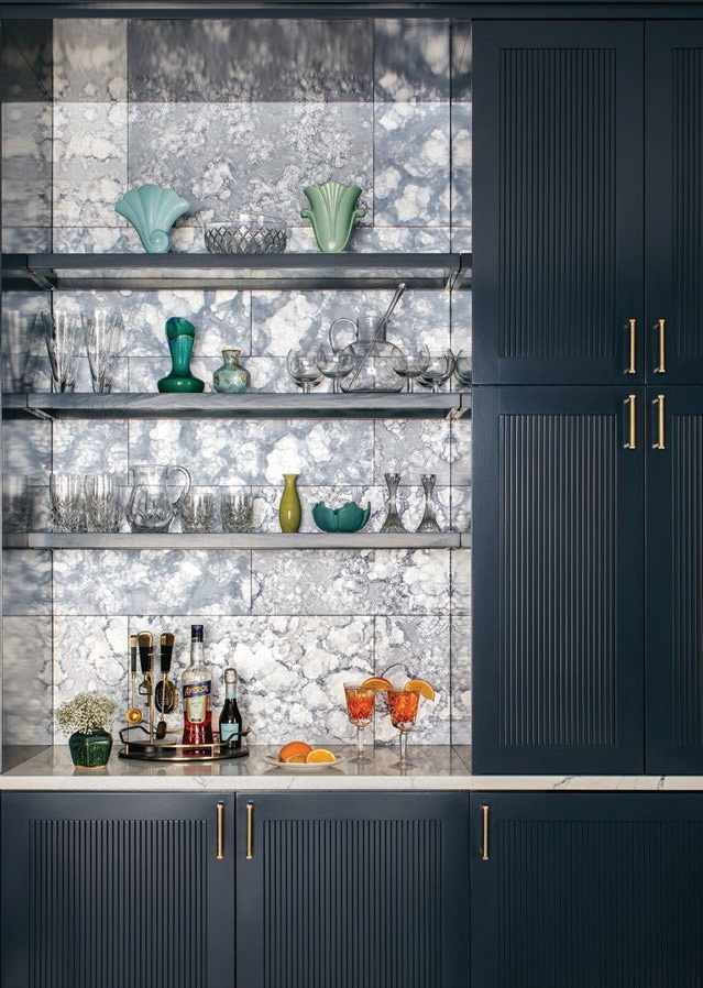 The den’s built-in features a dazzling Artistic Tile backsplash and hardware from Rejuvenation. PHOTOGRAPHED BY MARGARET RAJIC