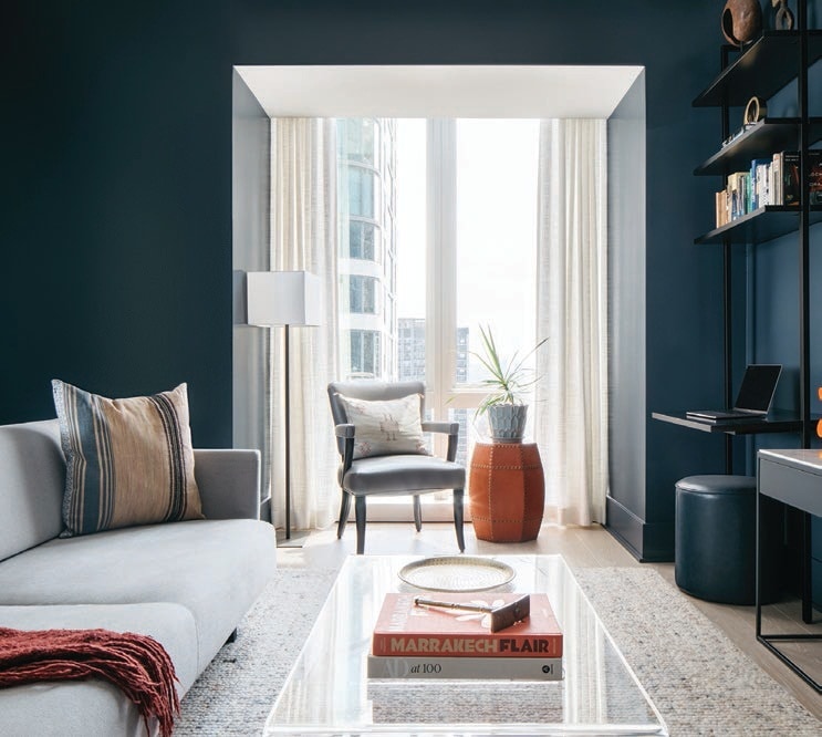 The den is dressed in Benjamin Moore’s moody Hale Navy hue. PHOTOGRAPHED BY MARGARET RAJIC