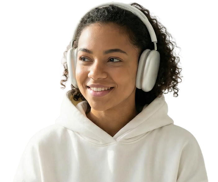 Vrouw met een witte noise cancelling koptelefoon op