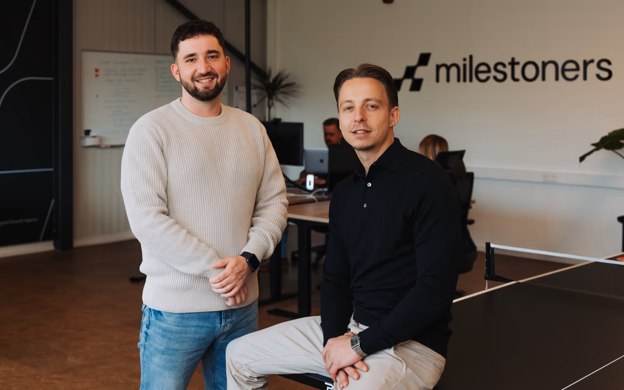 Twee collega’s in kantooromgeving bij Milestoners.