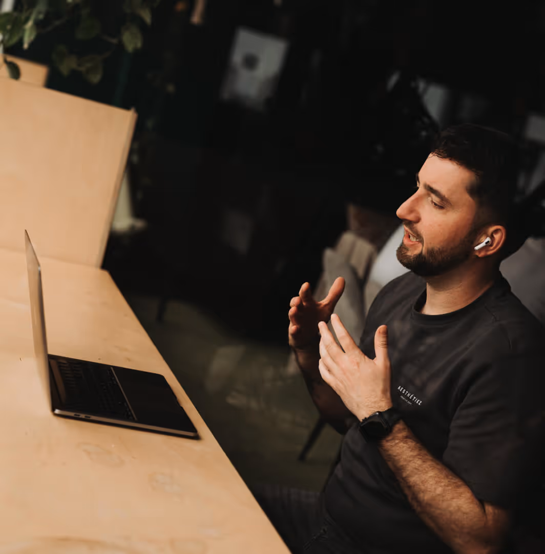 Teamlid licht idee toe tijdens meeting.