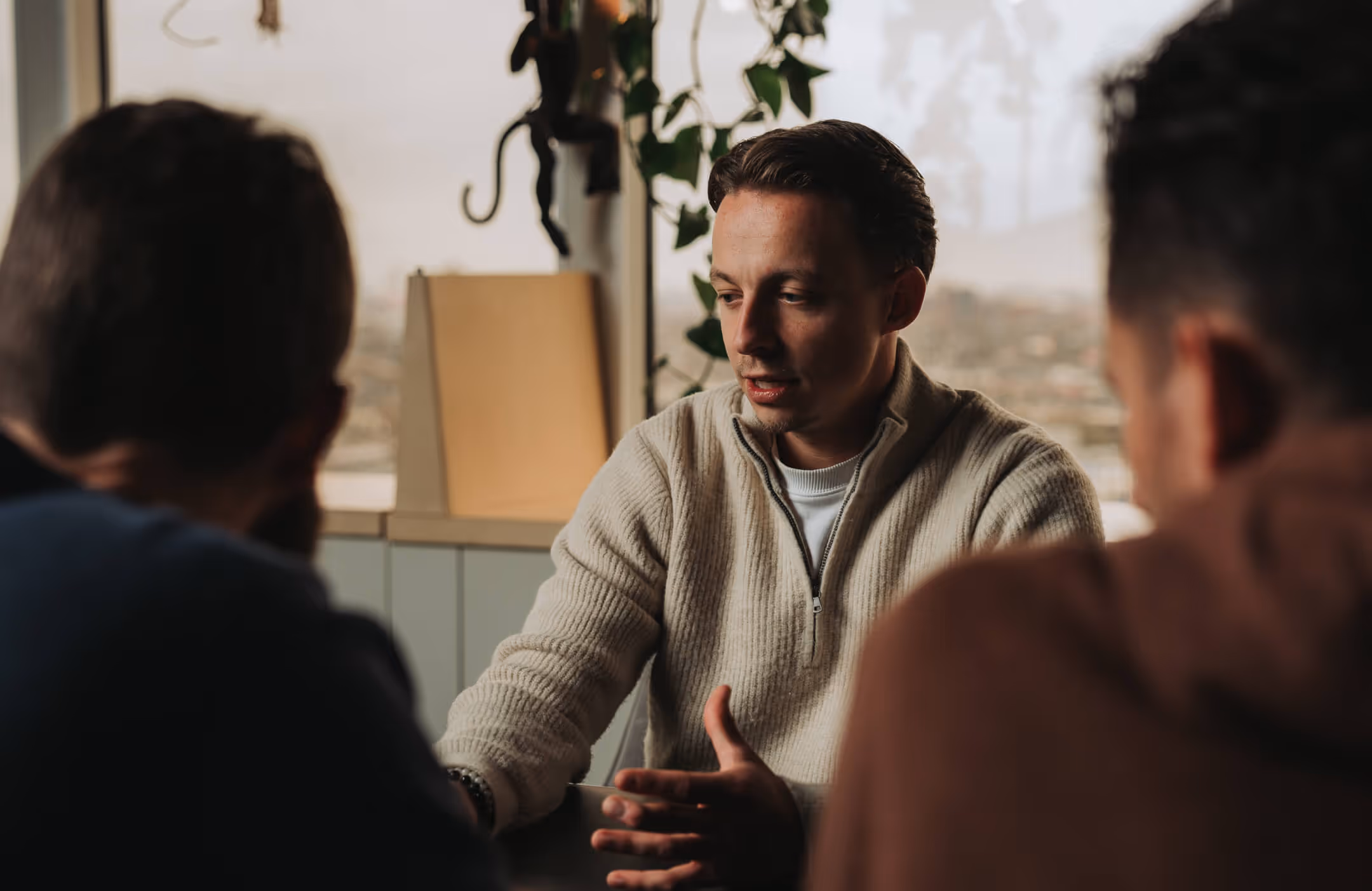 Overleg tussen collega’s op kantoor.